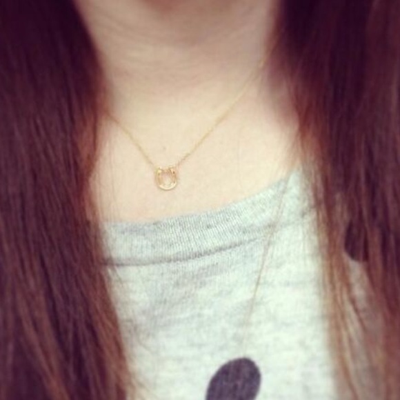 💚 Lucky Horse Shoe dainty pendant necklace - Picture 2 of 6