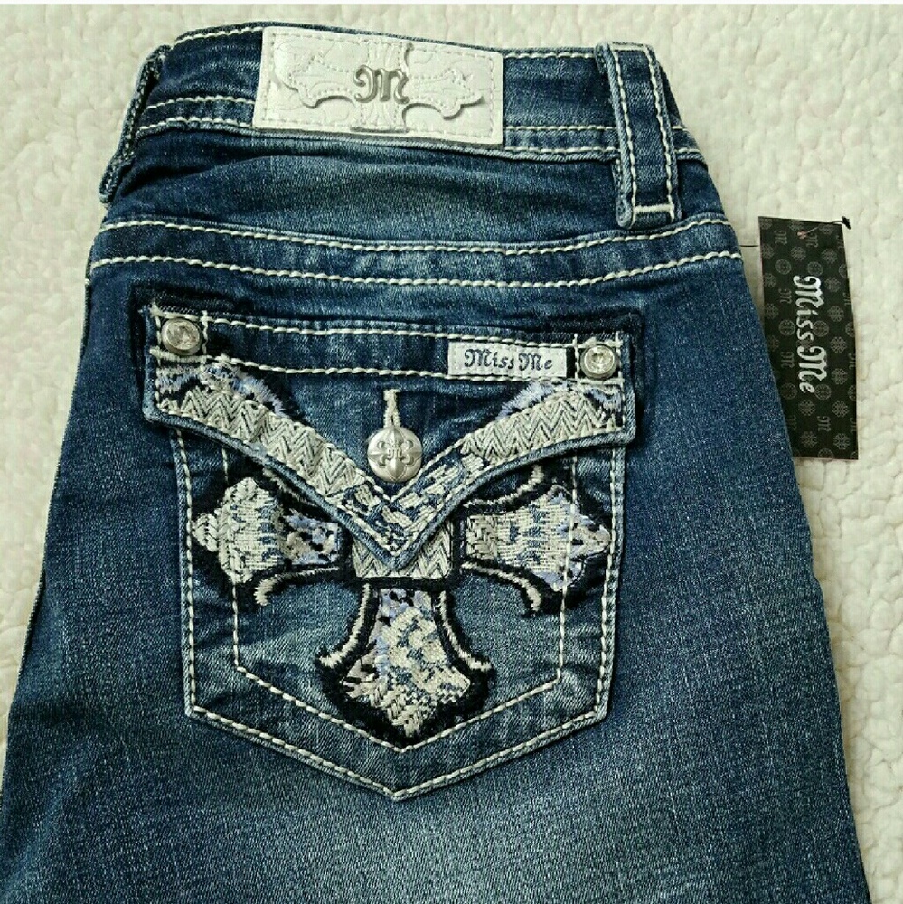 Miss me jeans size 30, inseam 34" mid rise boot.