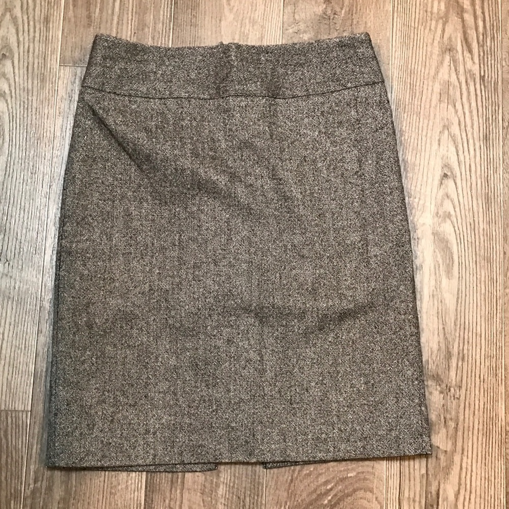 Size 8 Banana Republic Pencil Skirt. Like new.