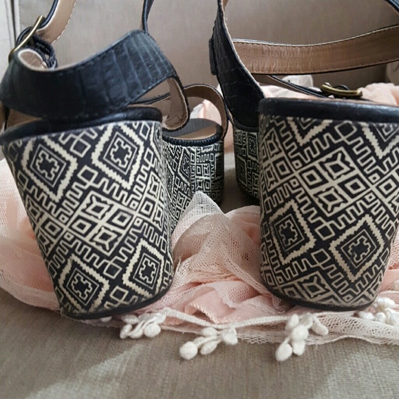 Size 9 Mudd wedge heels - Picture 4 of 6