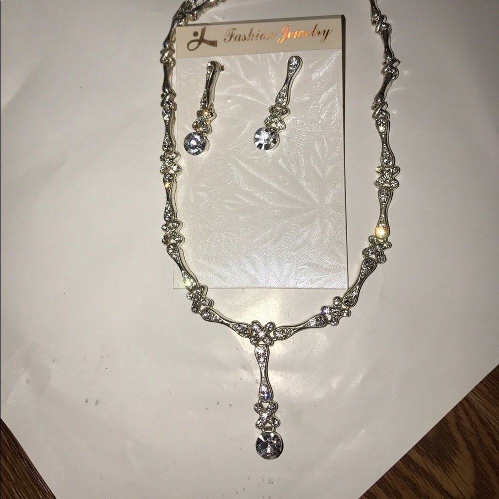 3 pc necklace and earrings