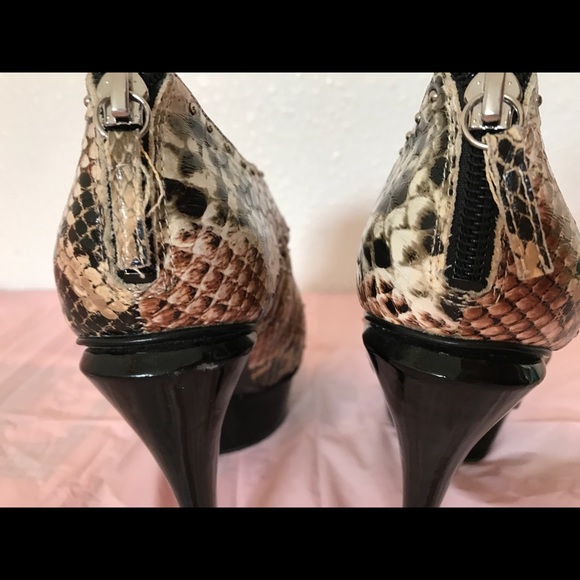 BCBG Generation Women's Sexy SnakeSkin Pump Heels - Picture 5 of 8