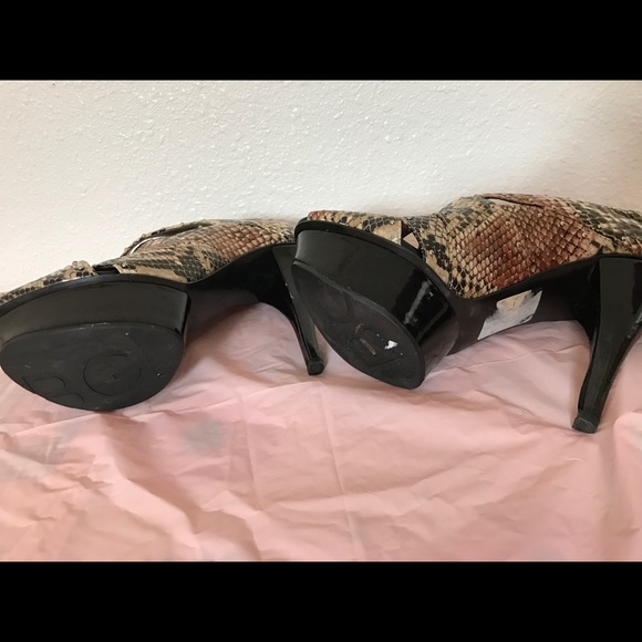 BCBG Generation Women's Sexy SnakeSkin Pump Heels - Picture 6 of 8