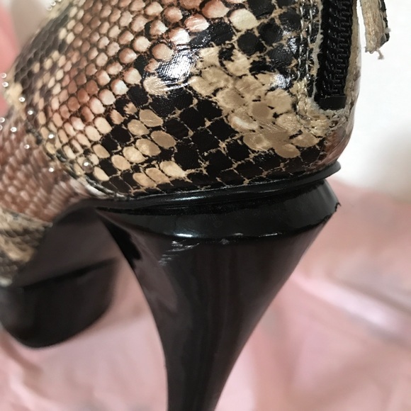 BCBG Generation Women's Sexy SnakeSkin Pump Heels - Picture 8 of 8