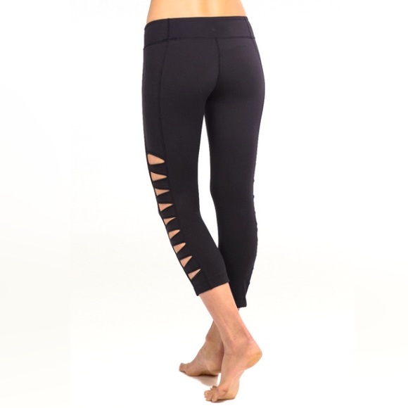 Yoga Black Cut-Out Capri Pant LEGGINGS Tight NEW - Picture 3 of 3