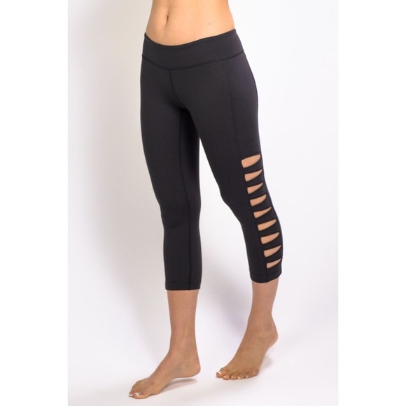Yoga Black Cut-Out Capri Pant LEGGINGS Tight NEW - Picture 2 of 3