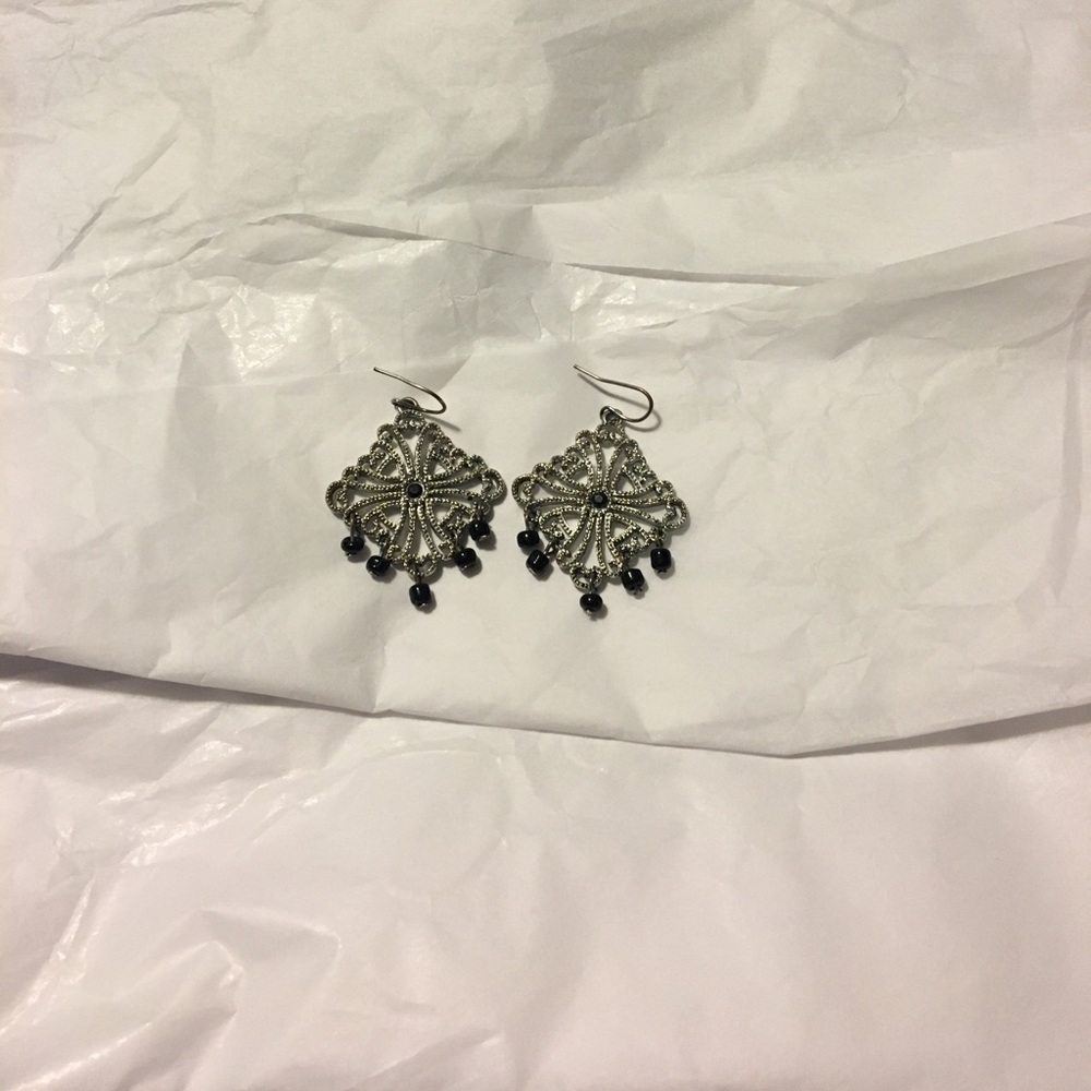 FREE W/ PURCHASE ✨Silver and Black Ornate Earrings