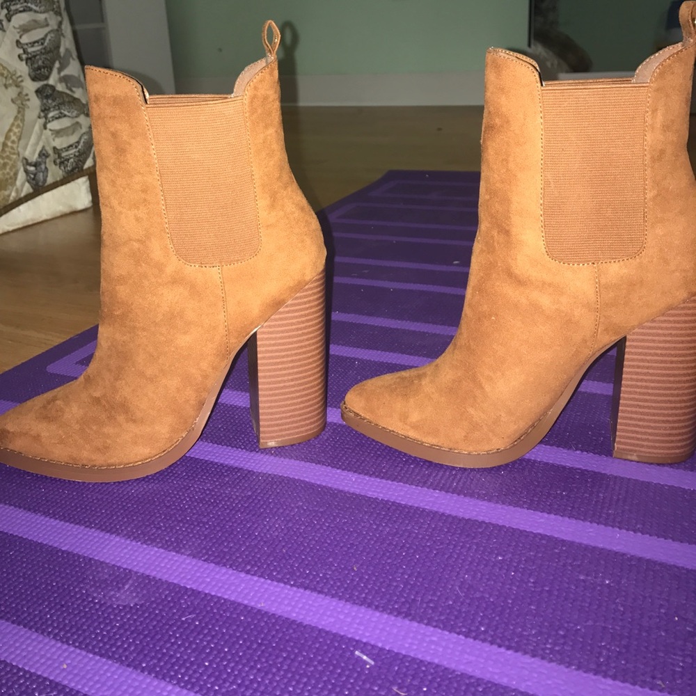 Worn once! Indoors only. Size 7 Guess boots
