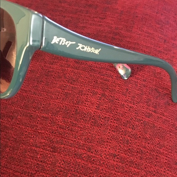 Betsey Johnson *2 for 1*! Sunglasses - Picture 3 of 8