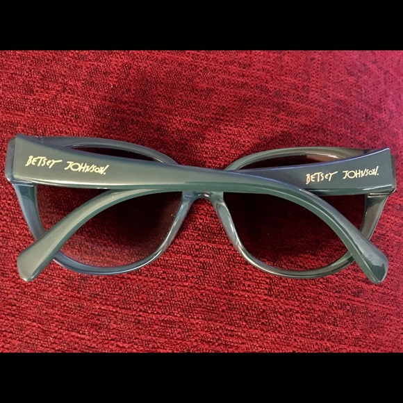 Betsey Johnson *2 for 1*! Sunglasses - Picture 5 of 8