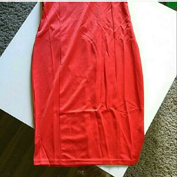 Red dress - Picture 4 of 4