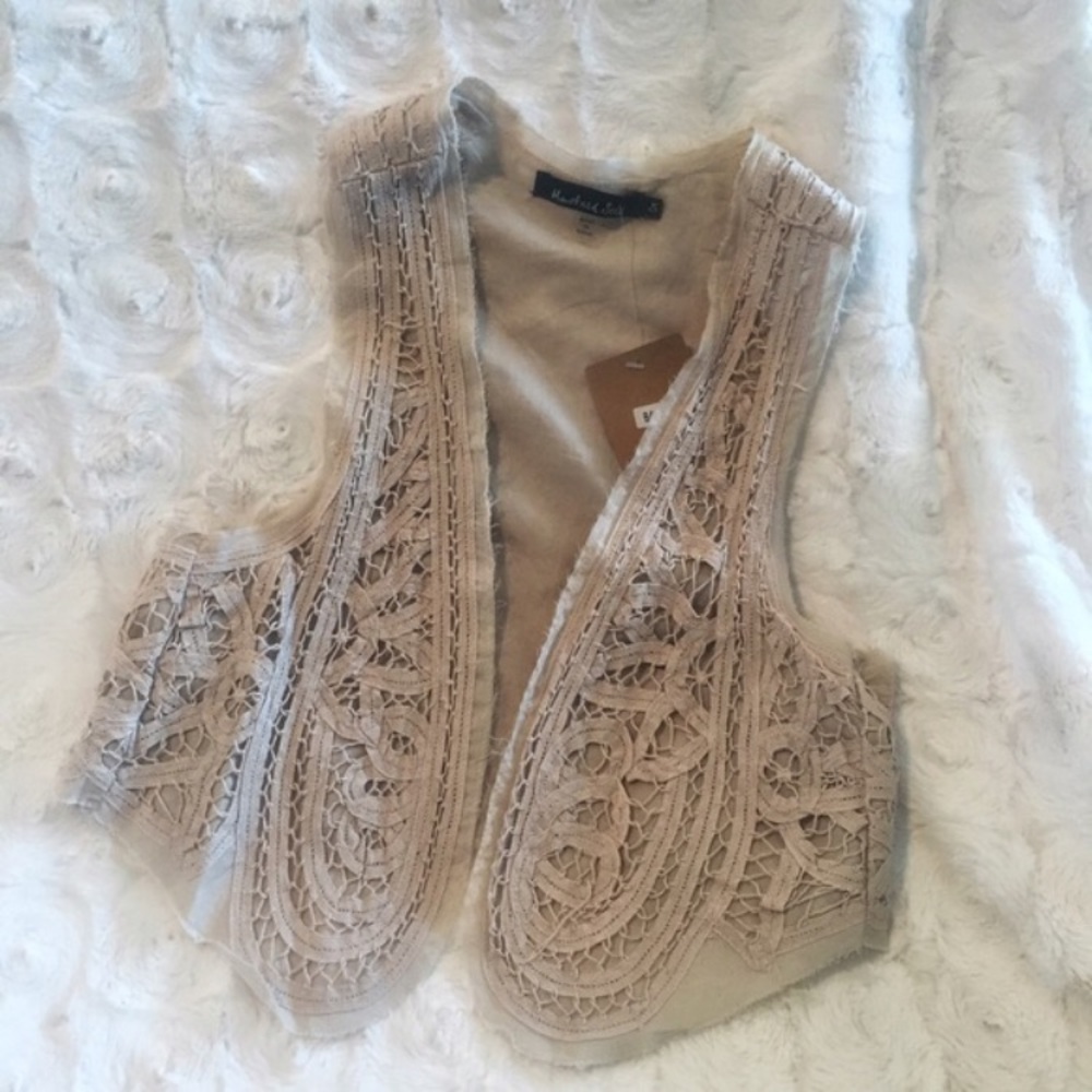 NWT Feminine Lace Vest in Neutral
