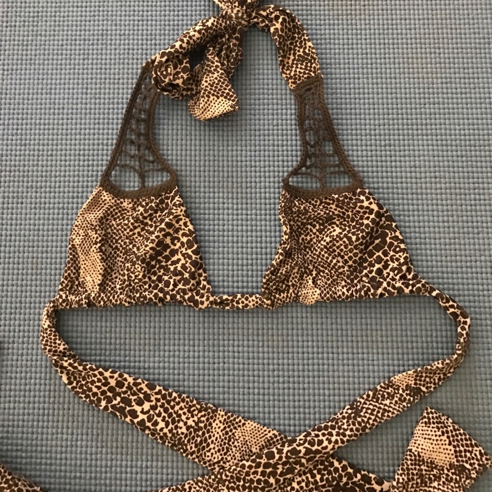 Acacia secrets top