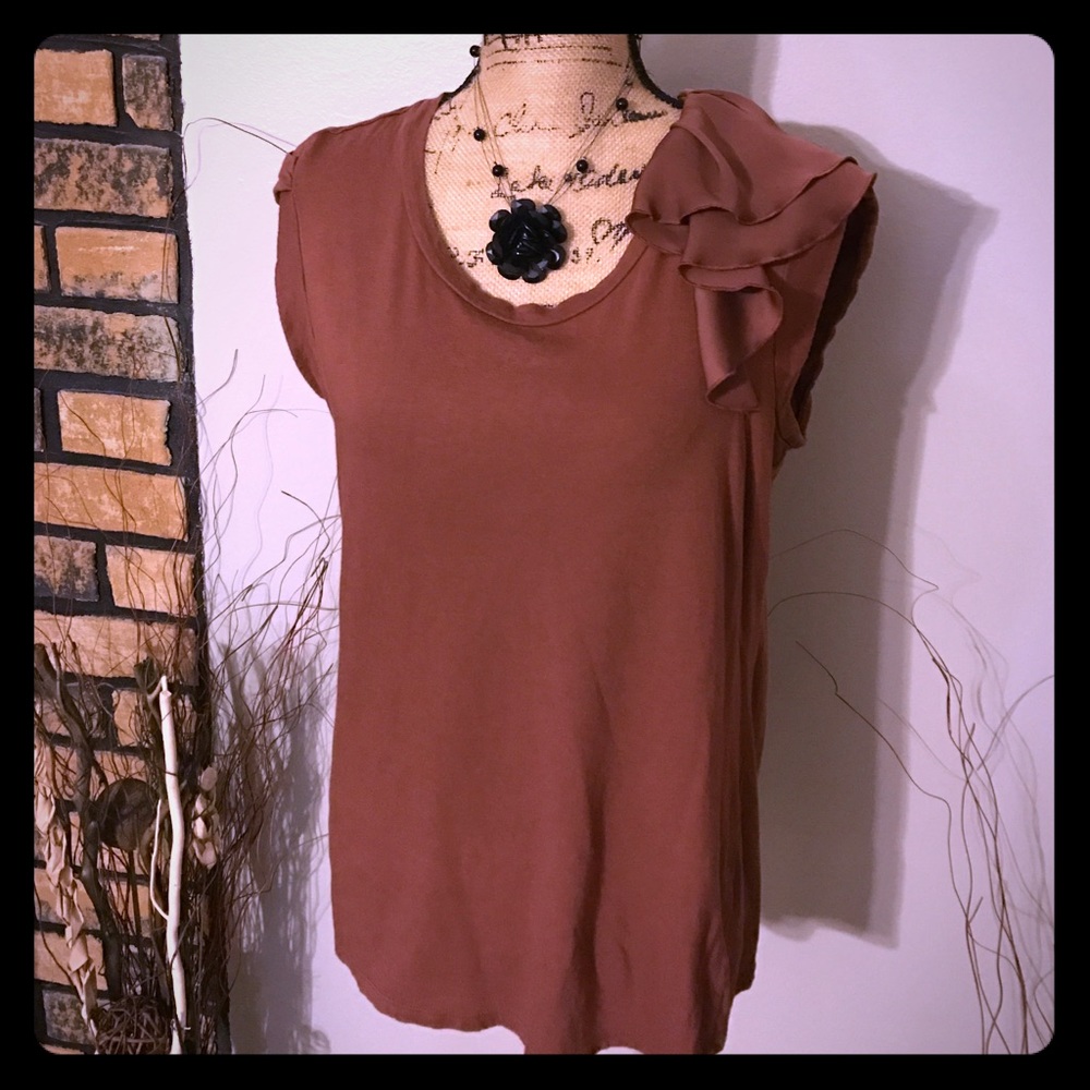 Daisy Fuentes T-shirt material with side ruffles