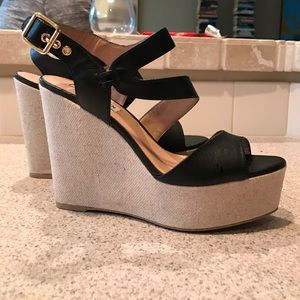 Size 9 Steve Madden Sandal Wedges. Black and Tan.