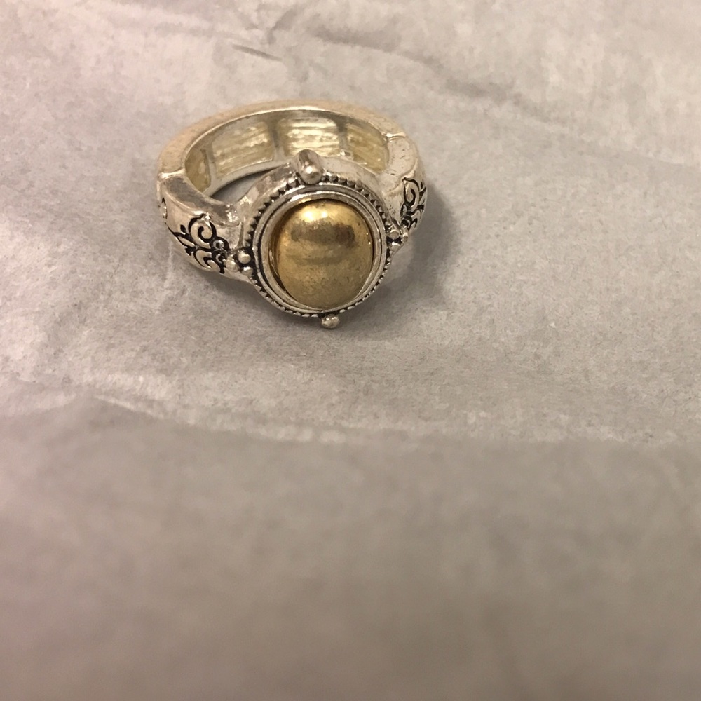 Boutique Stretchy Ring NWOT