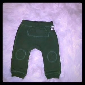 Joggers w/ quilted knee print & one-way pockets