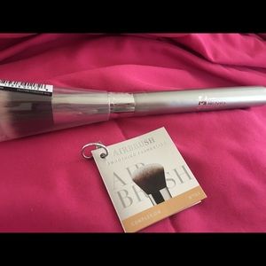 IT cosmetics smoothing airbrush foundation brush