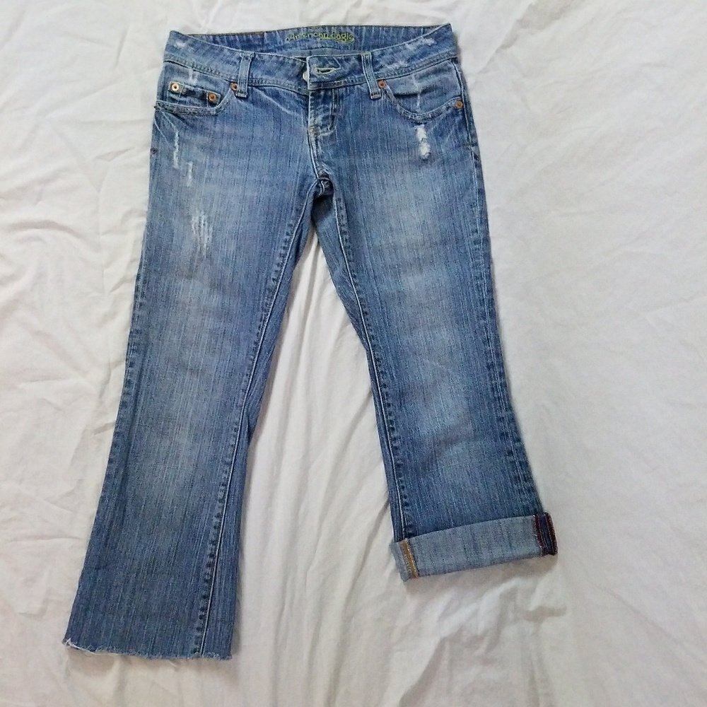 American Eagle distressed capri