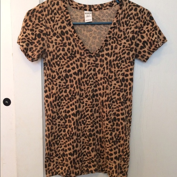 Cheetah print PINK v neck tee - Picture 1 of 4