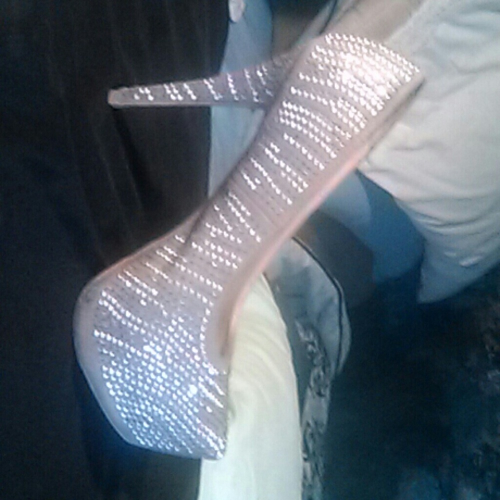 Shoes - Picture 2 of 4