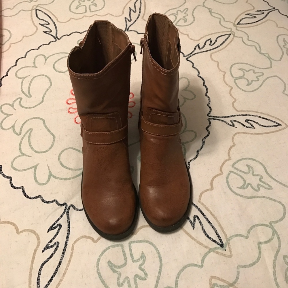 Medium height boots