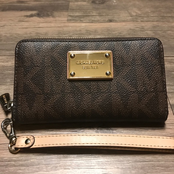 Michael Kors Handbags - 💥FLASH SALE💥 Michael Kors Monogram Zip Wristlet