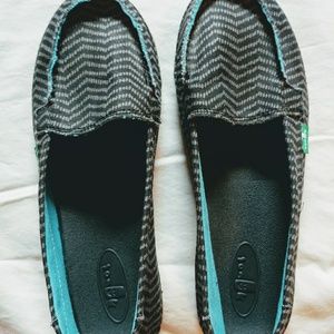 Grey and teal sanuks size 8