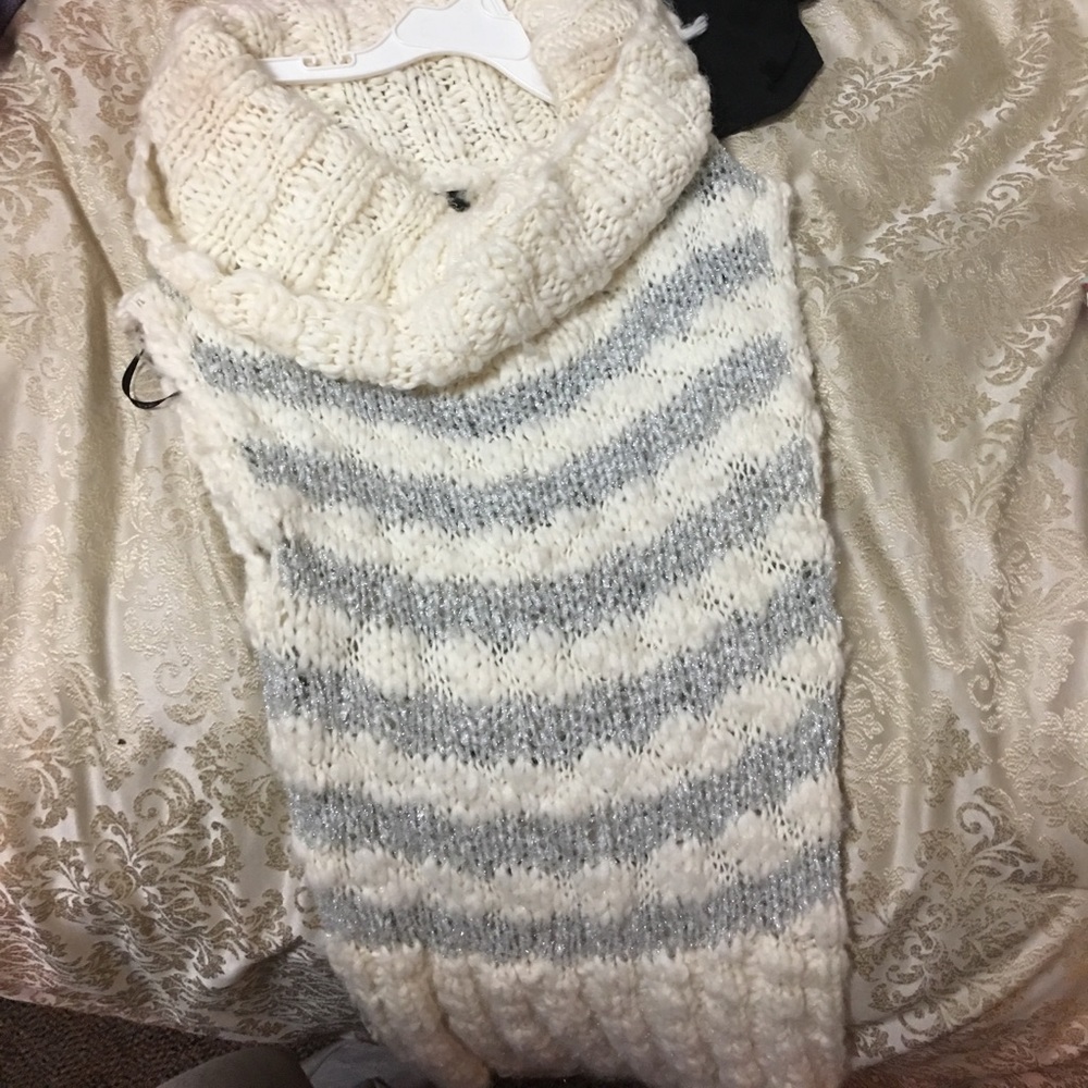 Wool sleeveless sweater w/ cowl neck