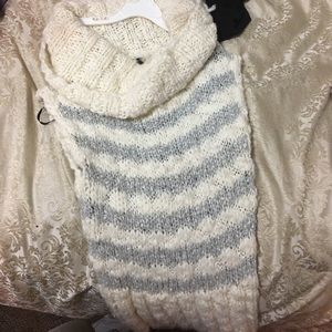 Wool sleeveless sweater w/ cowl neck