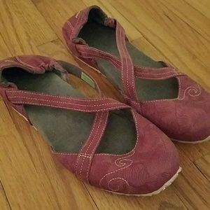 Ahnu fuschia criss cross flats