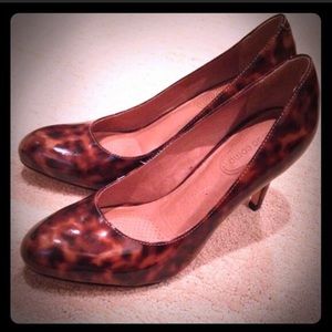 Tortoiseshell patent heels