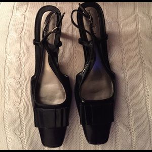 Black patent leather heels with bow