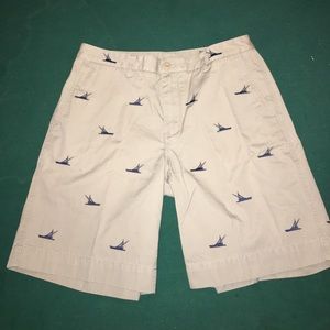 Kaki Vineyard Vine shorts with navy boats