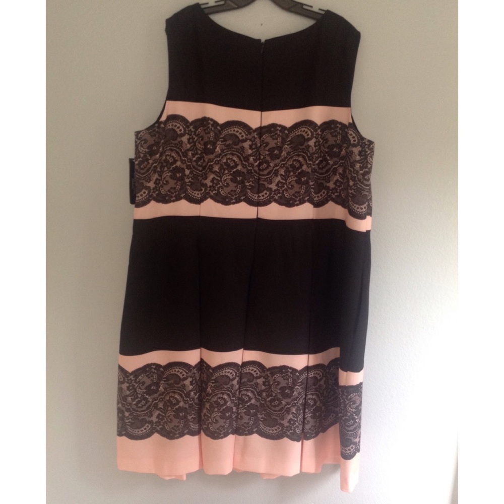 ⛔️SOLD⛔️Tahari lace print fit and flare dress - Picture 3 of 3
