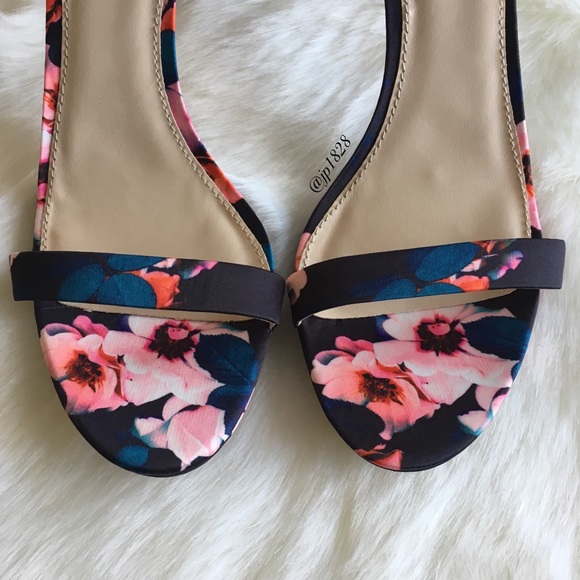 HP!🎉5🌟Rated!! Vince Camuto Floral Sandals - Picture 2 of 8