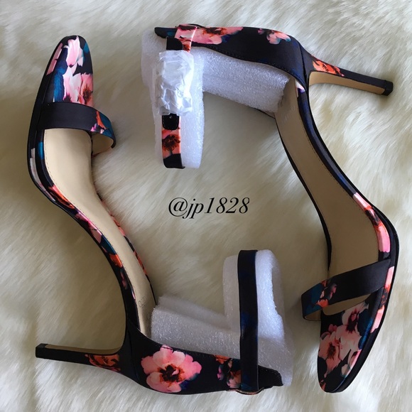 HP!🎉5🌟Rated!! Vince Camuto Floral Sandals - Picture 3 of 8