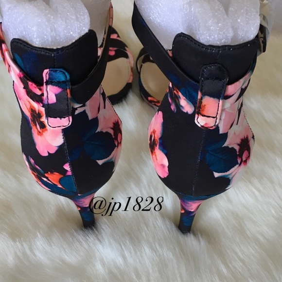 HP!🎉5🌟Rated!! Vince Camuto Floral Sandals - Picture 4 of 8
