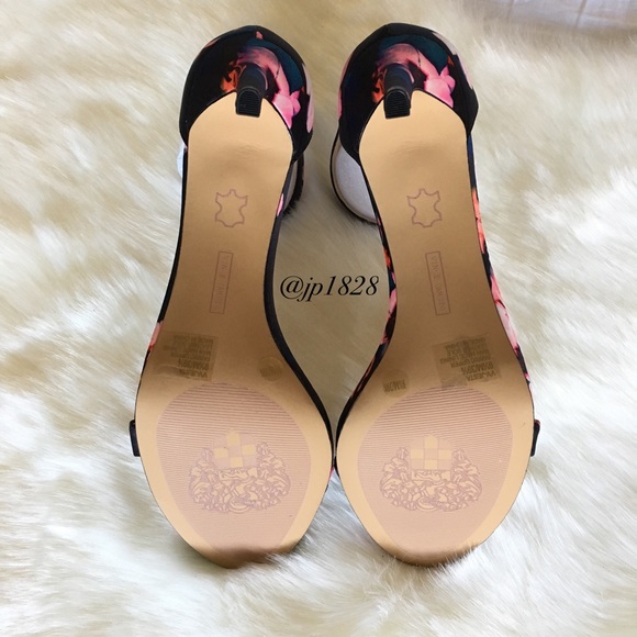 HP!🎉5🌟Rated!! Vince Camuto Floral Sandals - Picture 5 of 8