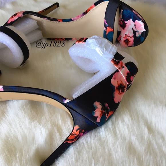 HP!🎉5🌟Rated!! Vince Camuto Floral Sandals - Picture 6 of 8