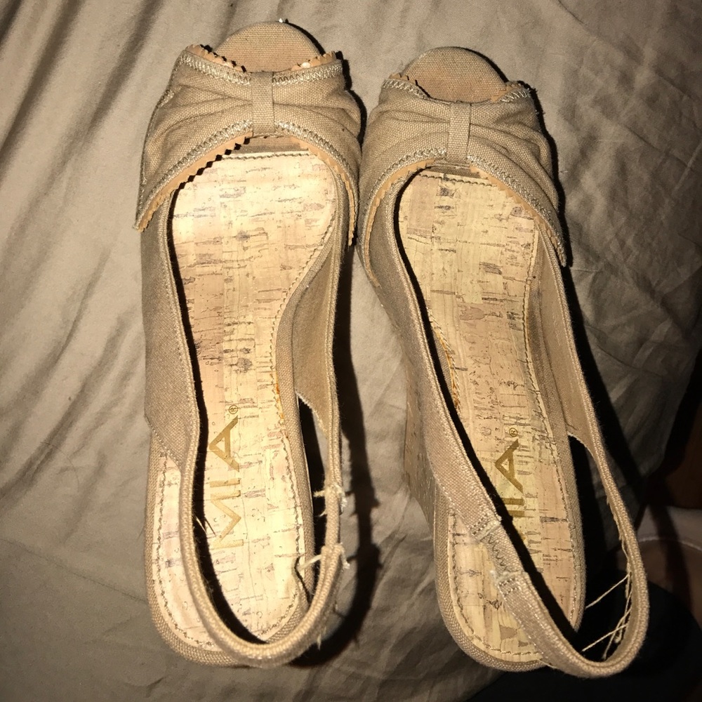 Light brown wedges