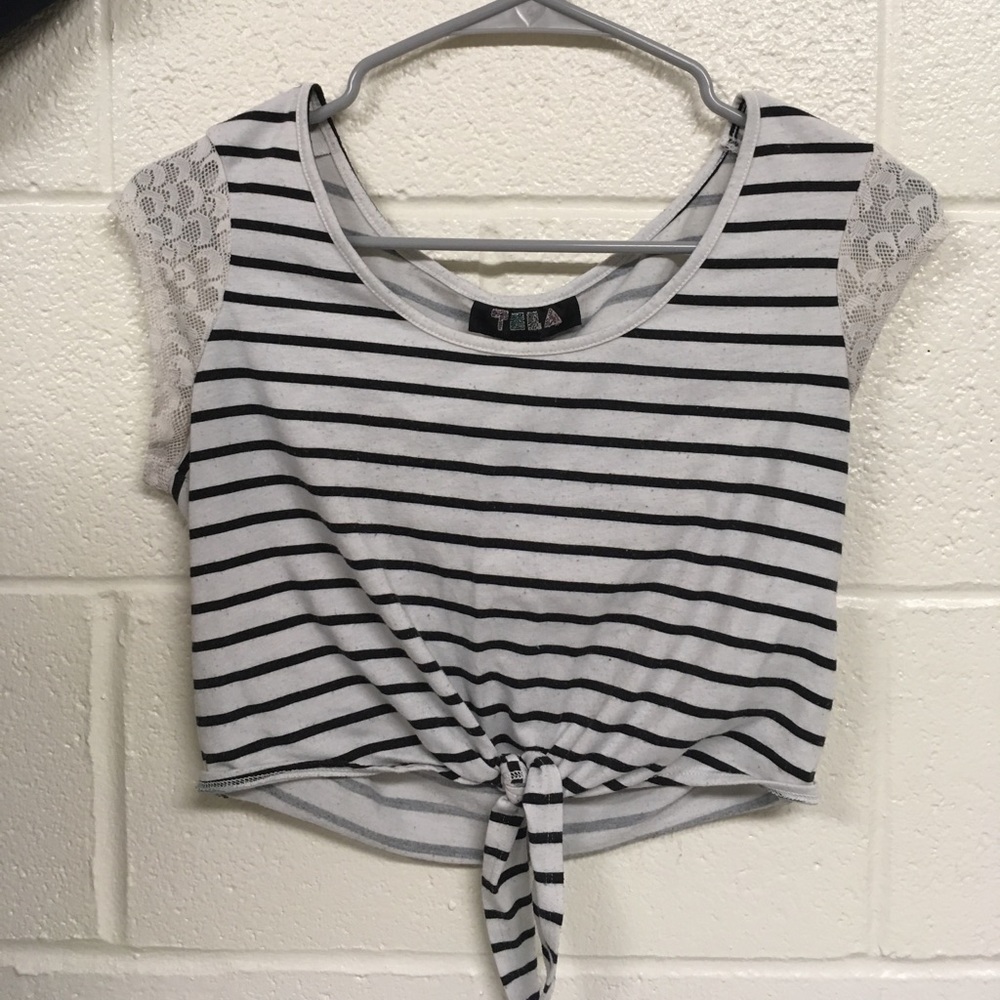 black and white knotted short sleeve shirt