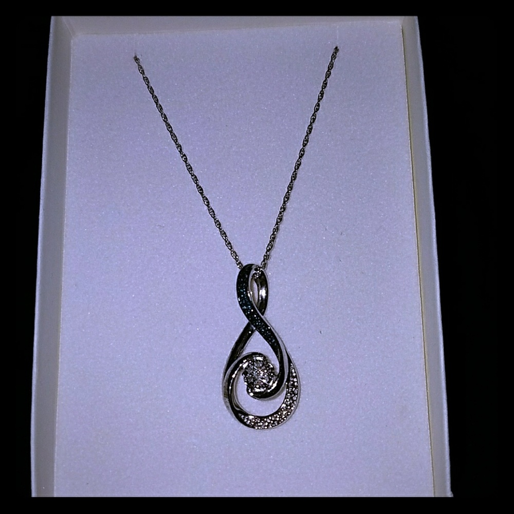 Green and white sapphire necklace