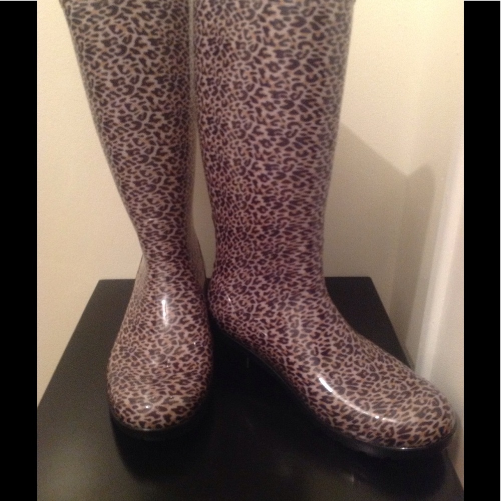 ONLY 1 left - New Ugg rain boots (authentic) - Picture 2 of 8