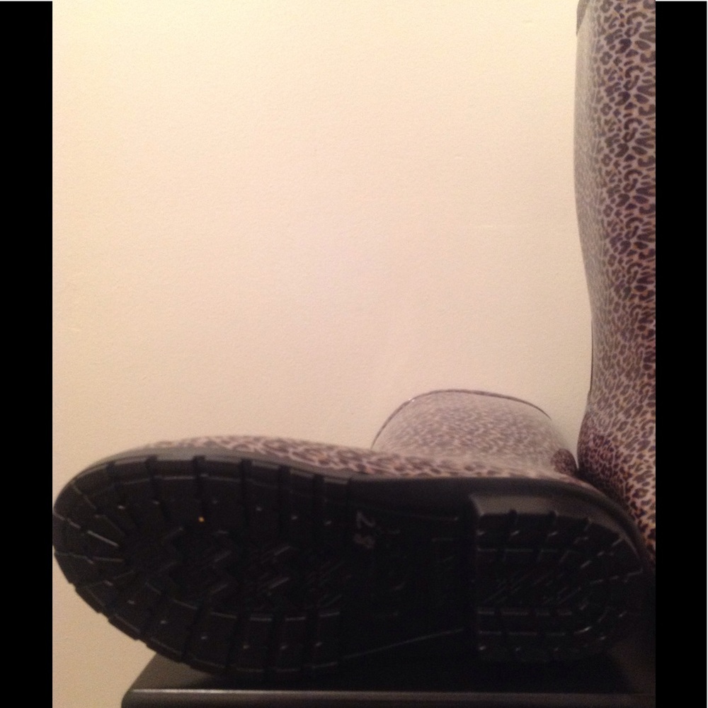 ONLY 1 left - New Ugg rain boots (authentic) - Picture 4 of 8
