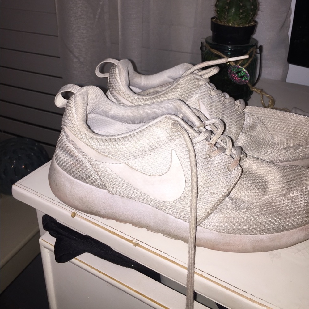 Size 6-7 Nike roshes good condition white