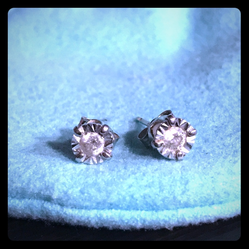 *DO NOT BUY * TRADE ITEM Diamond Studs