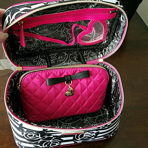 🌹NWT-BETSEY JOHNSON LRG TRAVEL BAGS! - Picture 2 of 8