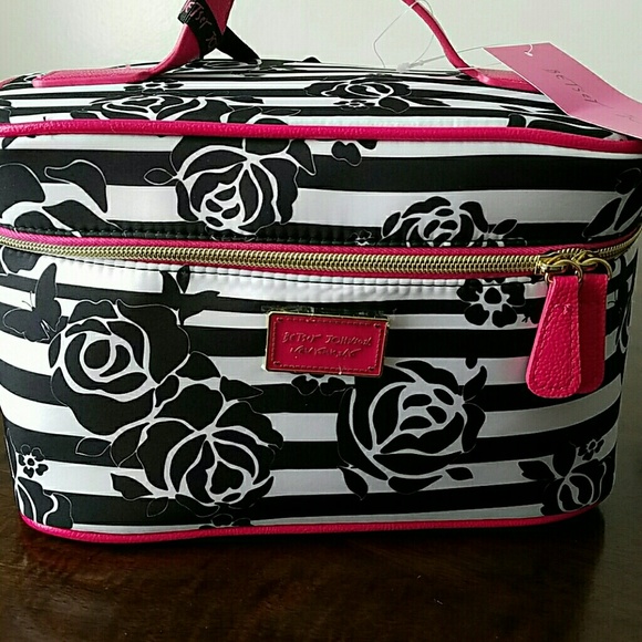 🌹NWT-BETSEY JOHNSON LRG TRAVEL BAGS! - Picture 3 of 8