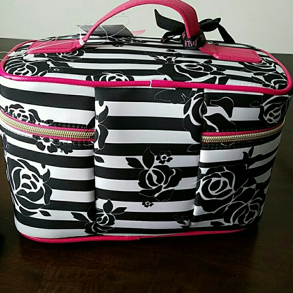 🌹NWT-BETSEY JOHNSON LRG TRAVEL BAGS! - Picture 4 of 8